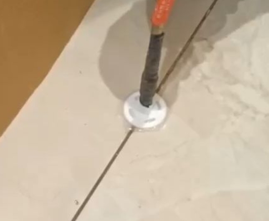 苍溪瓷砖空鼓维修公司专业解答瓷砖在铺贴过程中，如果没有涂抹均匀到位的粘结材料（如水泥砂浆或瓷砖胶），可能会导致以下问题
