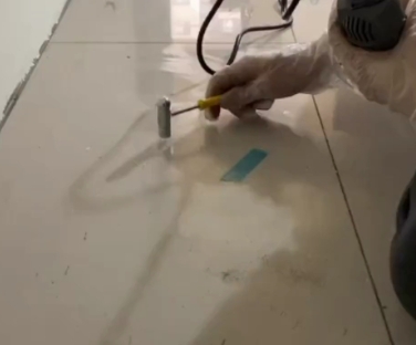 苍溪瓷砖开裂维修公司专业分享瓷砖在铺贴前如果没有沥干水分，将会导致以下问题
